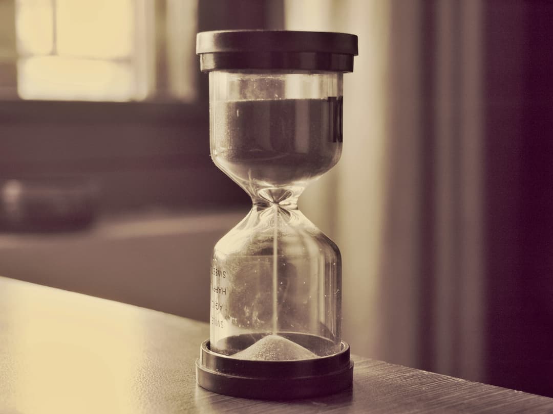 時の流れを象徴する砂時計