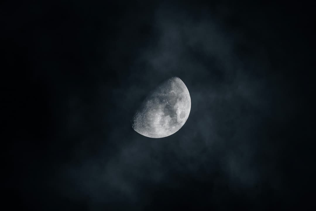 新月と満月の神秘的なイメージ