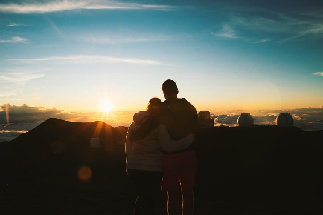 天文台で寄り添うカップルのシルエット