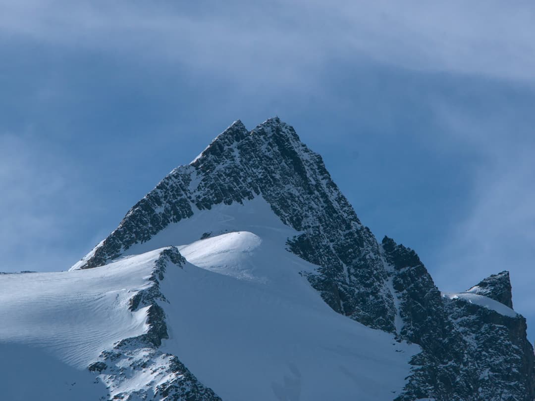 キャリアの頂点を目指す山頂のイメージ