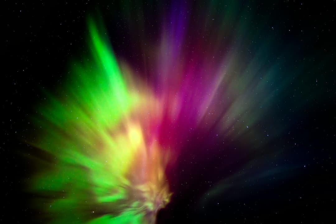 天体イベントを象徴するオーロラと宇宙